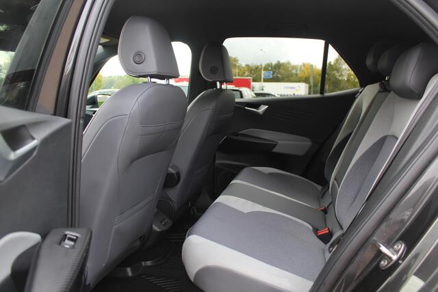 Volkswagen ID.3 First Plus 58 kWh / SOH 92,5% / Camera / Keyless / Matrix LED / Interieurvoorverwarming / 19'' / DAB / 19'' / Navigatie / ACC