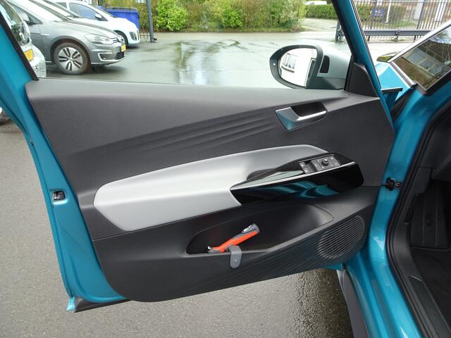 Volkswagen ID.3 First Max 58 kWh Automatische airco, panorama dak, trekhaak, achteruitrijcamera, massage stoelen, velgen 20 inch, head up display, enz.