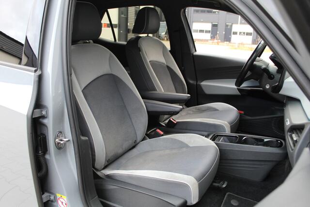 Volkswagen ID.3 First Plus 58 kWh | SOH 87% | Incl BTW | Trekhaak | Stoelverwarming
