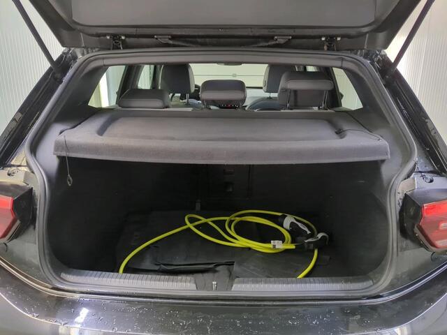 Volkswagen ID.3 First Plus 58 kWh Airco ECC Navi Carplay PDC VA+ Camera Adaptive Cruise Control 19" LM Velgen LED Matrix