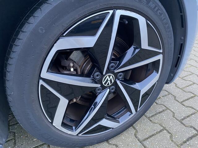 Volkswagen ID.3 First Plus 58 kWh Stoelverwarming, Adaptieve Cruise & App-Connect Camera