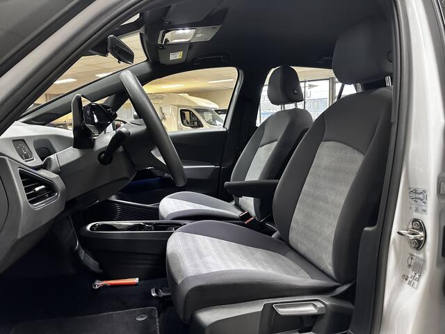 Volkswagen ID.3 Pro 58 kWh/ Two-Tone/ Apple + Android/ LED Koplampen/ Ambient Light/ Virtual Cockpit/ Adaptive Cruise/ Lane-Assist./ Navi/ Clima/ Cruise/ Armsteun/ Multi. LEDER. Stuur/ PDC V+A.
