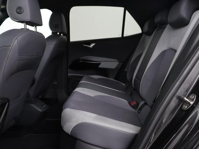 Volkswagen ID.3 First Plus 58 kWh | Stoel & stuurverwarming | Camera | Adaptive cruise | Sfeerverlichting | Carplay | Navigatie | Matrix LED | Parkeerhulp | Sfeerverlichting | Climate control