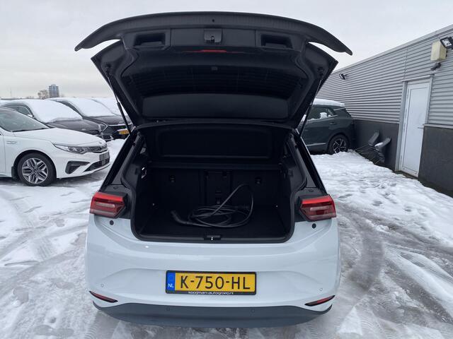 Volkswagen ID.3 First Max 58 kWh NL-Auto vol luxe, Panoramadak, stoel- & stuurverawrming, voorstoelen met massagefunctie, HUD, parkeersensoren, navigatie, dodehoekdetectie
