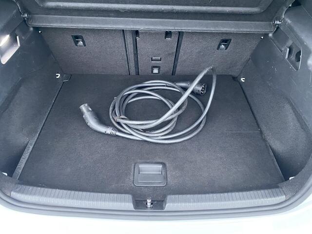 Volkswagen ID.3 First Max 58 kWh NL-Auto vol luxe, Panoramadak, stoel- & stuurverawrming, voorstoelen met massagefunctie, HUD, parkeersensoren, navigatie, dodehoekdetectie