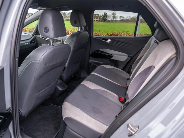 Volkswagen ID.3 First Plus 58 kWh Aut | ECC | Stoelverw | Camera's | Stuurverw | Sport pack 19" LM | CarPlay | Etc..