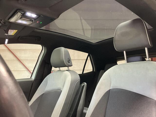 Volkswagen ID.3 First Max 58 kWh / 204pk · Panoramadak · Camera · Navigatie · Apple/Android Car Play · Stoelverwarming ·