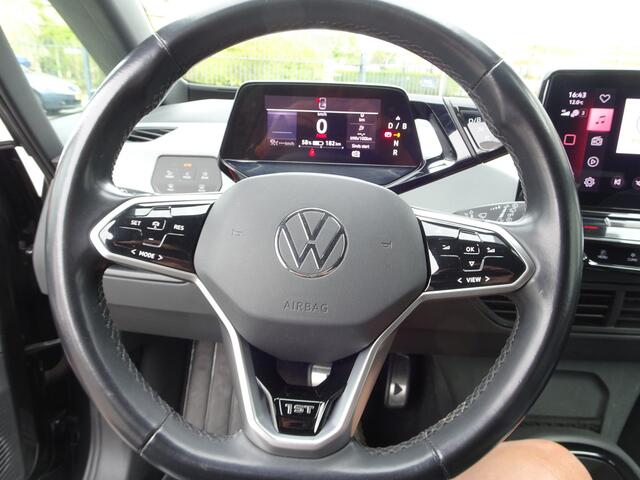 Volkswagen ID.3 First Plus 58 kWh Automatische airco, navigatie, parkeersensoren, achteruitrijcamera, afneembare trekhaak, stoel verwarming, enz.
