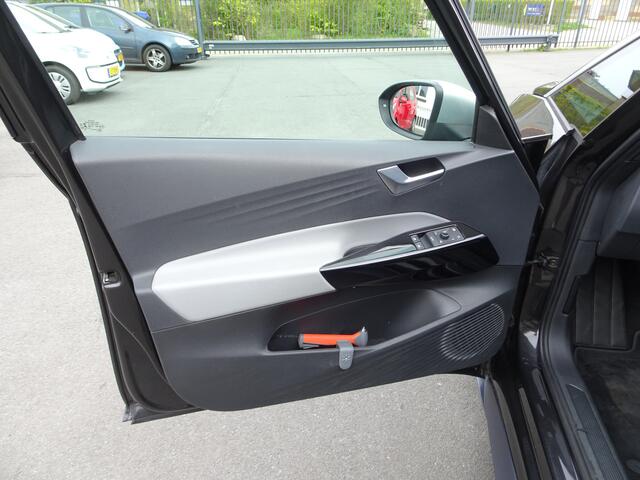 Volkswagen ID.3 First Plus 58 kWh Automatische airco, navigatie, parkeersensoren, achteruitrijcamera, afneembare trekhaak, stoel verwarming, enz.