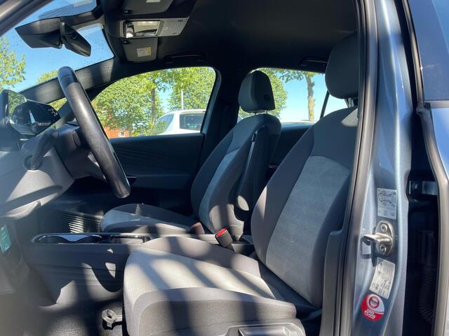 Volkswagen ID.3 Life 204PK 58 kWh / Parkeersensoren V+A / Stoelverwarming / Keyless / App Connect / VW