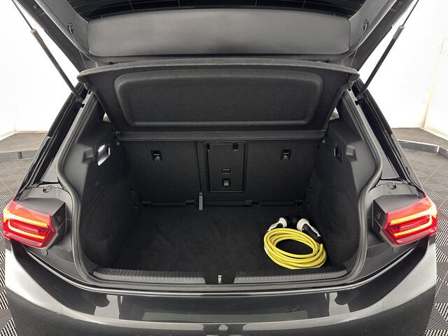 Volkswagen ID.3 First Plus 58 kWh [ 3-Fase ] (INCL.BTW) Aut. *FULL-LED | HEATED-COMFORTSEATS | CAMERA | DIGI-COCKPIT | NAVI-FULLMAP | KEYLESS | PRIVACY-GLASS | AMBIENT-LIGHT | ECC | PDC | CRUISE | 19''ALU*