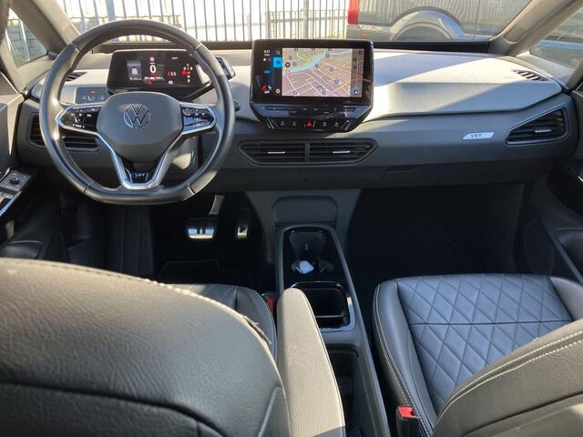 Volkswagen ID.3 First Plus 58 kWh / 204pk · Trekhaak · Leder · Camera · Navigatie · Apple/Android Car Play · Stoelverwarming ·