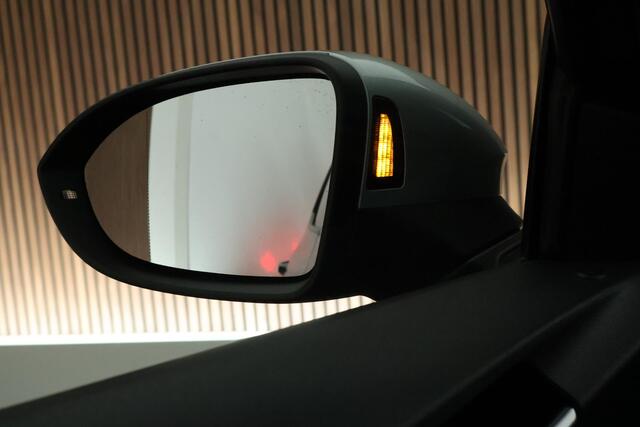 Volkswagen ID.3 First Max 204pk 58 kWh Trekhaak Panoramadak Matrix LED Camera Stoelverwarming Navigatie