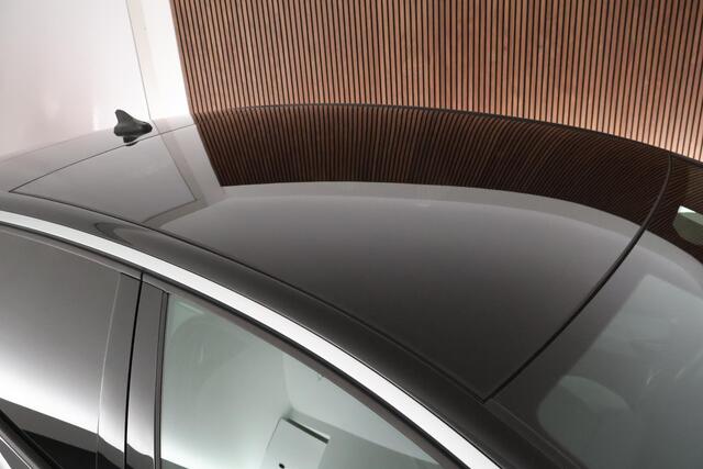 Volkswagen ID.3 First Max 204pk 58 kWh Trekhaak Panoramadak Matrix LED Camera Stoelverwarming Navigatie