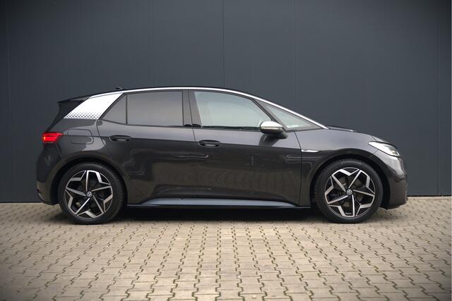 Volkswagen ID.3 First Plus 58 kWh | Stoelverwarming | Stuurverwarming | Camera | Adaptive Cruise Control | Navigatie | Keyless | Parkeersensoren | LED | Apple Carplay | NAP |