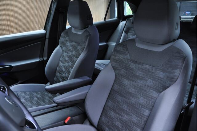 Volkswagen ID.4 Navi ACC Camera Warmtepomp PDC Stuurverwarm. Carplay 19" LM velgen Climate voor & achter Interieur voorverwarming & koeling
