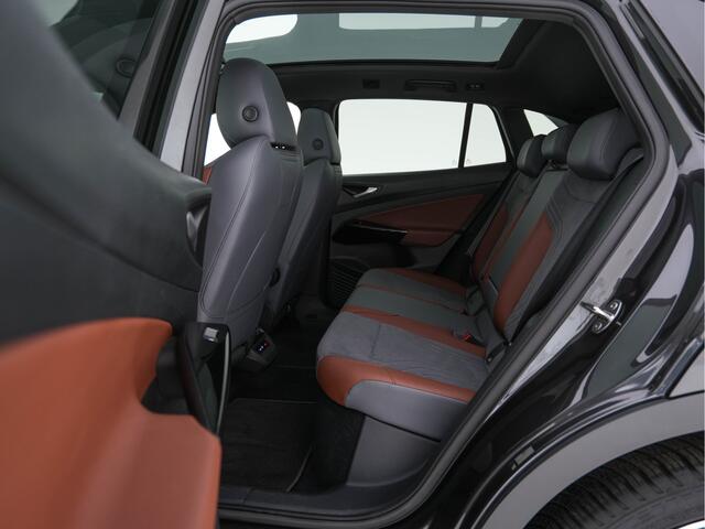 Volkswagen ID.4 Max 77 kWh 1ST-Pack [ 3-Fase ] (INCL-BTW) *PANO | HEAT-PUMP | HEAD-UP | NAVI-FULLMAP | LEATHER-ALCANTARA | FULL-LED | SURROUND-VIEW | DIGI-COCKPIT | BLIS | TOWBAR | KEYLESS | DAB+ | AMBIENT-LIGHT | ERGONOMIC-COMFORTSEATS |