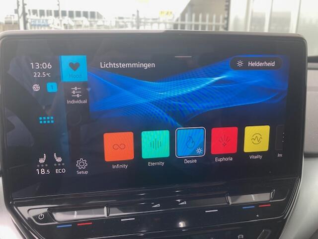Volkswagen ID.4 First 204pk 77 kWh accu | Navi | PDC | Camera | Donker glas | Alcantara/leer | Verwarmde stoelen | Apple carplay