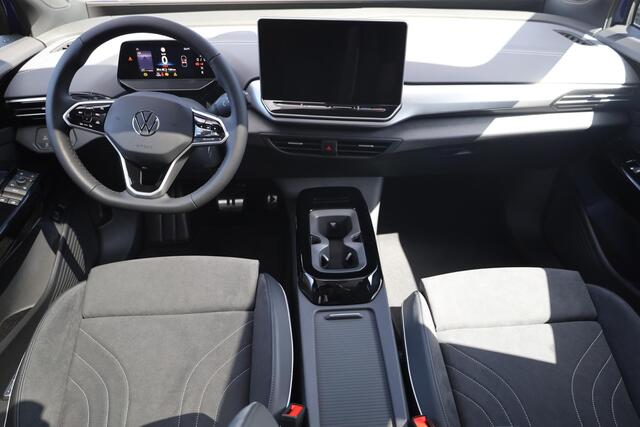 Volkswagen ID.4 Pro Limited Edition Plus 77 kWh 286PK / 210kW Panoramadak, LED Matrix IQ.Light, achteruitrijcamera, verwarmbare voorstoelen met massagefunctie, Apple Carplay & Android Auto, dynamische grootlichtassistent, Keyless Entry & Go, voorstoelen elektrisch verste