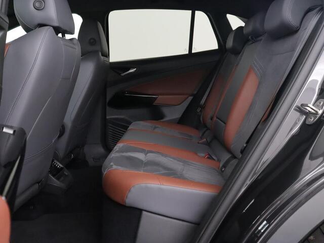 Volkswagen ID.4 Life 77 kWh | Trekhaak | Stoel & stuurverwarming | Camera | Adaptive cruise | Carplay | Navigatie | Parkeerhulp | Half leder
