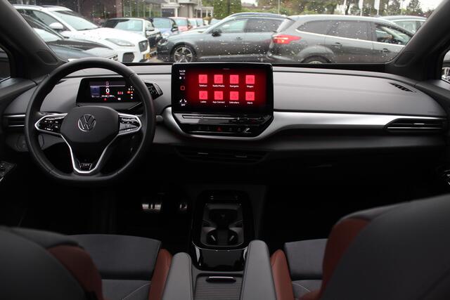 Volkswagen ID.4 First Max 77 kWh / Full option! / Trekhaak / Panoramadak / Camera / Head-up / Keyless / 21'' / ACC / Dodehoek / Elektr. stoelen / Massage / Navigatie / Stuurverwarming