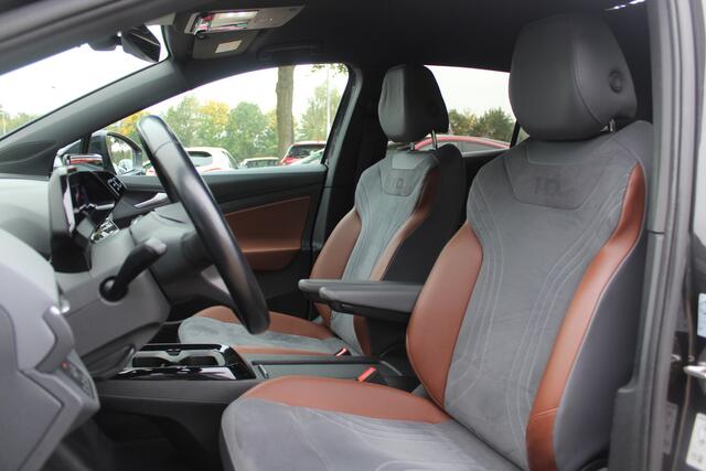 Volkswagen ID.4 First 77 kWh / Trekhaak / Camera / Apple CarPlay / DAB / 20'' / LED / Alcantara / Stoelverwarming / ACC
