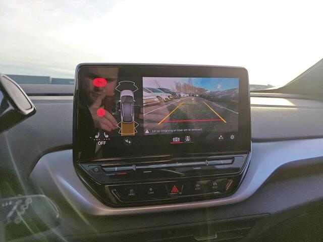 Volkswagen ID.4 First 204pk 77 kWh / Navigatie / Camera / App-Connect / Stuur & Stoelverwarming / Parkeersensoren Voor & Achter / 20" LMV