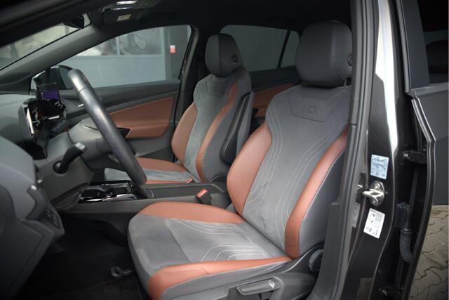 Volkswagen ID.4 First 77 kWh | Stoelverwarming | Stuurverwarming | Trekhaak | Adaptive Cruise Control | Navigatie | Apple Carplay | Keyless | Camera | Parkersensoren |