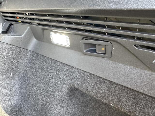 Volkswagen ID.4 City 52 kWh WARMTEPOMP| TREKHAAK | STOELVERWARMING + STUURVERWARMING|VOORRUIT VERWARMING| APPLE CARPLAY/ ANDROID AUTO| ADAPTIVE CRUISE CONTROL| RIJKLAARPRIJS. INCL 12 MND BOVAG GARANTIE