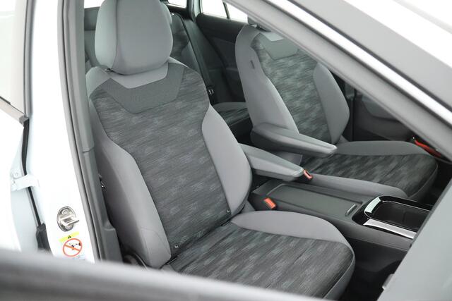 Volkswagen ID.4 Pure 52 kWh SOH 92% Trekhaak Navigatie Parkeersensoren Adaptive Cruise Apple CarPlay/Android Auto