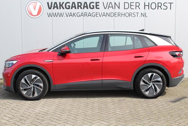 Volkswagen ID.4 Pure 52kWh ELEKTRISCH. Serieus nette en mooie VW ID.4 ! Autm. airco dual, stoelverwarming, LM wielen met AllSeason banden, metallic lak Two tone, trekhaak, LED verlichting, parkeersensoren, navigatie, telefoonvoorb., leer/alcantara bekleding etc.