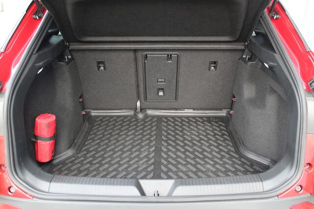 Volkswagen ID.4 Pure 52kWh ELEKTRISCH. Serieus nette en mooie VW ID.4 ! Autm. airco dual, stoelverwarming, LM wielen met AllSeason banden, metallic lak Two tone, trekhaak, LED verlichting, parkeersensoren, navigatie, telefoonvoorb., leer/alcantara bekleding etc.