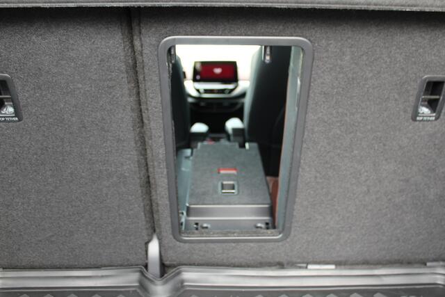 Volkswagen ID.4 Pure 52kWh ELEKTRISCH. Serieus nette en mooie VW ID.4 ! Autm. airco dual, stoelverwarming, LM wielen met AllSeason banden, metallic lak Two tone, trekhaak, LED verlichting, parkeersensoren, navigatie, telefoonvoorb., leer/alcantara bekleding etc.