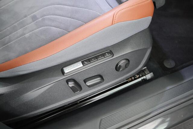 Volkswagen ID.4 First Max 204pk 77 kWh Trekhaak 360Camera Panoramadak Head-Up Memory Stoelverwarming Navigatie