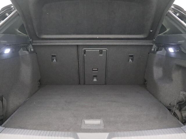 Volkswagen ID.4 Pro 77 kWh 204PK SOH 96,88%, Panoramadak, Trekhaak, Warmtepomp, Head-Up, Matrix-LED Verlichting, 360 gr. camera, Alarm, 19" LM Velgen, Stoel-Stuurverwarming, Keyless, Side Assist, Elektr. Klep