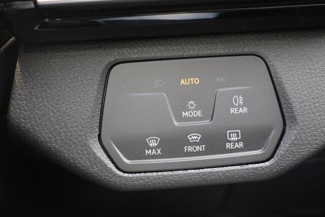 Volkswagen ID.4 Pro Limited Edition 77 kWh Black Pack leder / alcantara achteruitrijcamera navigatie stoel en stuurwiel verwarming 19" LMV keyless enntry ACC