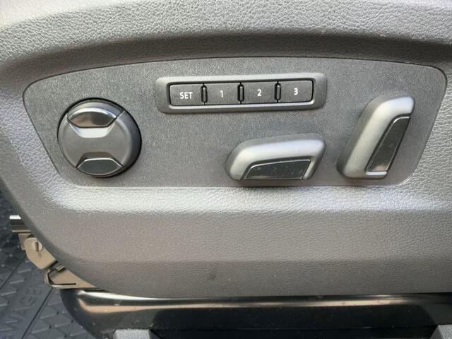 Volkswagen MULTIVAN T6.1 2.0 TDI L1H1 4Motion Generation SIX 204 PK DSG ACC EL. Stoelverstelling LED Trekhaak Leder 2 Schuifdeuren