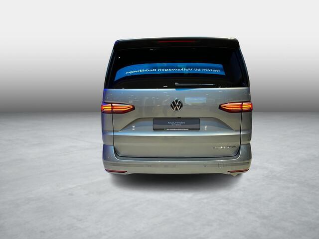 Volkswagen MULTIVAN Bedrijfswagens Bulli L2 1.5 Ehybrid 180kW 245 pk DSG 4 motion | Versterkte kunststof vloerbedekking in houtlook | Multifunctionele verschuifbare tafel in passagiersruimte | Navigatiesysteem '' Discover Pro'' | Privacy Plus glas (90%) vanaf B-stijl |