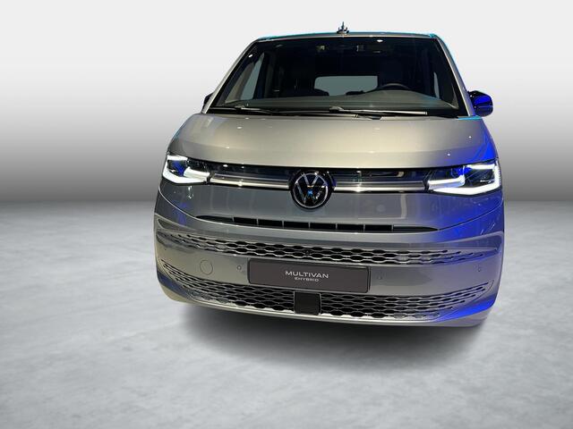 Volkswagen MULTIVAN Bedrijfswagens Bulli L2 1.5 Ehybrid 180kW 245 pk DSG 4 motion | Versterkte kunststof vloerbedekking in houtlook | Multifunctionele verschuifbare tafel in passagiersruimte | Navigatiesysteem '' Discover Pro'' | Privacy Plus glas (90%) vanaf B-stijl |