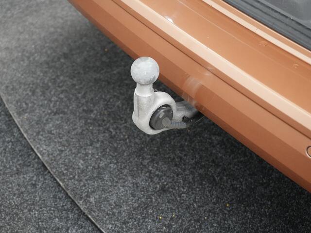 Volkswagen MULTIVAN 1.4 eHybrid L1H1 Style 7 Persoons PHEV 218pk | Trekhaak Af Fabriek | Panodak | Alcantara Sportstoelen & Stuur Verwarmd Adaptive Cruise | Camera | IQ Light | Apple Carplay | Blis | Navigatie | DAB | Plug In Hybrid |