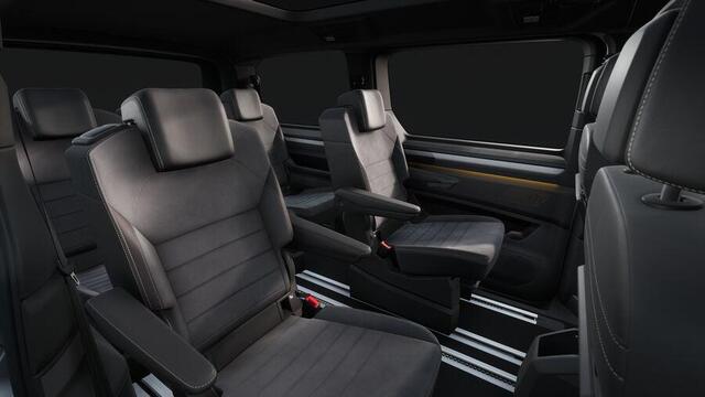 Volkswagen MULTIVAN 1.5 eHybrid L2 Bulli Edition 4Motion | IQ Light | Panoramadak | Area View | 12,9 inch Discover Pro | Wegklapbare trekhaak | Zitopstelling 2-2-3 met vis-a-vis | Privacy glass|