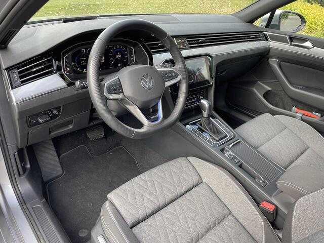 Volkswagen PASSAT Variant 1.4 TSI PHEV 218pk GTE Business DSG / Panoramadak / Head-up Display / Camera / Stoelverwarming