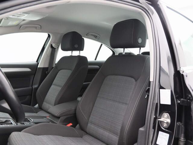 Volkswagen PASSAT 1.5 TSi 150 Pk Automaat Comfort Business | Navigatie | Adaptive Cruise | 16 Inch | Parkeersensoren | Carplay