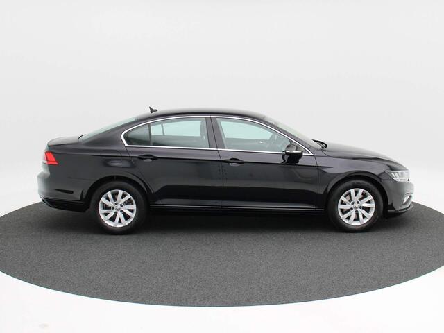 Volkswagen PASSAT 1.5 TSi 150 Pk Automaat Comfort Business | Navigatie | Adaptive Cruise | 16 Inch | Parkeersensoren | Carplay
