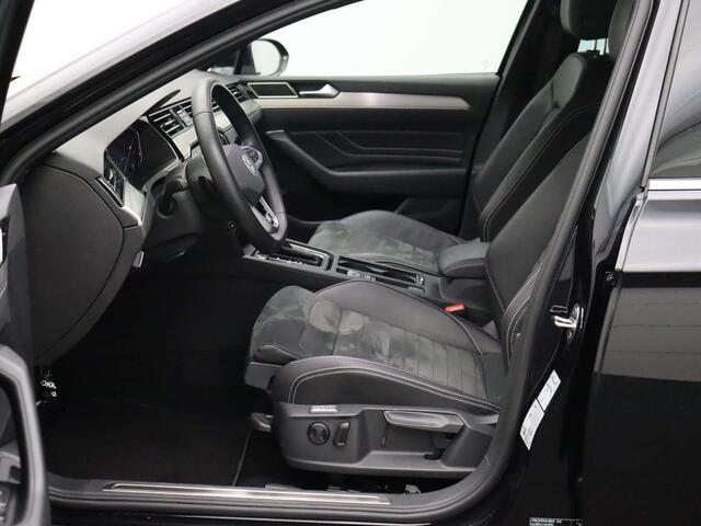 Volkswagen PASSAT Variant R-Line Business 1.5 TSI 150pk DSG Automaat Adaptive cruise control, Elektrische achterklep, Achteruitrijcamera, Navigatie, LED matrix koplampen, Stoelverwarming