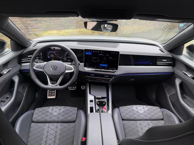 Volkswagen PASSAT 1.5 eTSI R-Line Massage stoelen 360 Camera Black Style