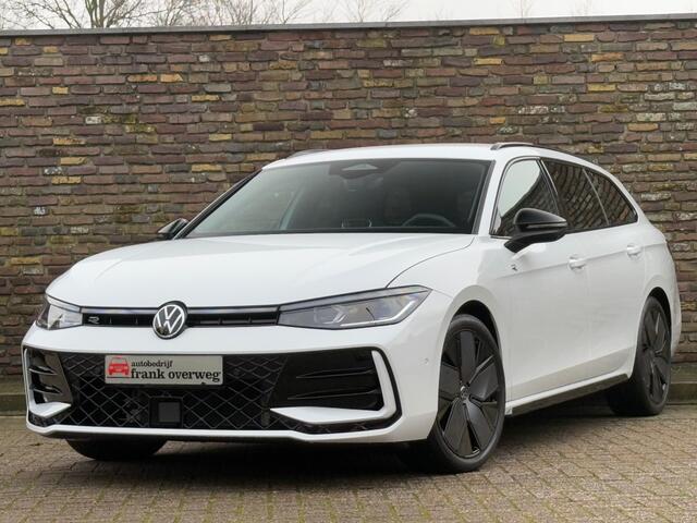Volkswagen PASSAT 1.5 eTSI R-Line Massage stoelen 360 Camera Black Style