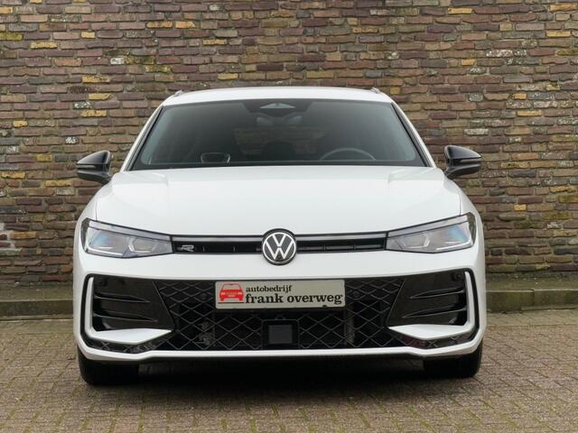 Volkswagen PASSAT 1.5 eTSI R-Line Massage stoelen 360 Camera Black Style