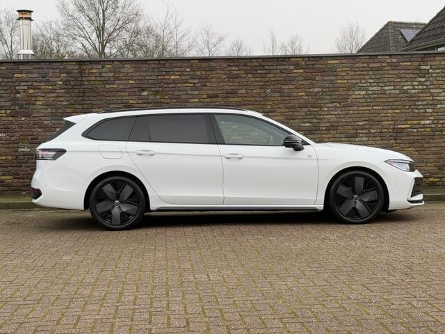 Volkswagen PASSAT 1.5 eTSI R-Line Massage stoelen 360 Camera Black Style