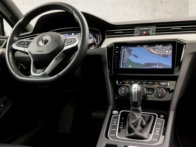 Volkswagen PASSAT Variant 1.5 TSI R-Line Sport 150Pk Automaat (PANORAMADAK, APPLE CARPLAY, DIGITAL COCKPIT, LUXE LEDEREN SPORTSTOELEN, 360 CAMERA, STOELVERWARMING, ZWART HEMEL, ADAPTIVE CRUISE, NIEUWSTAAT)